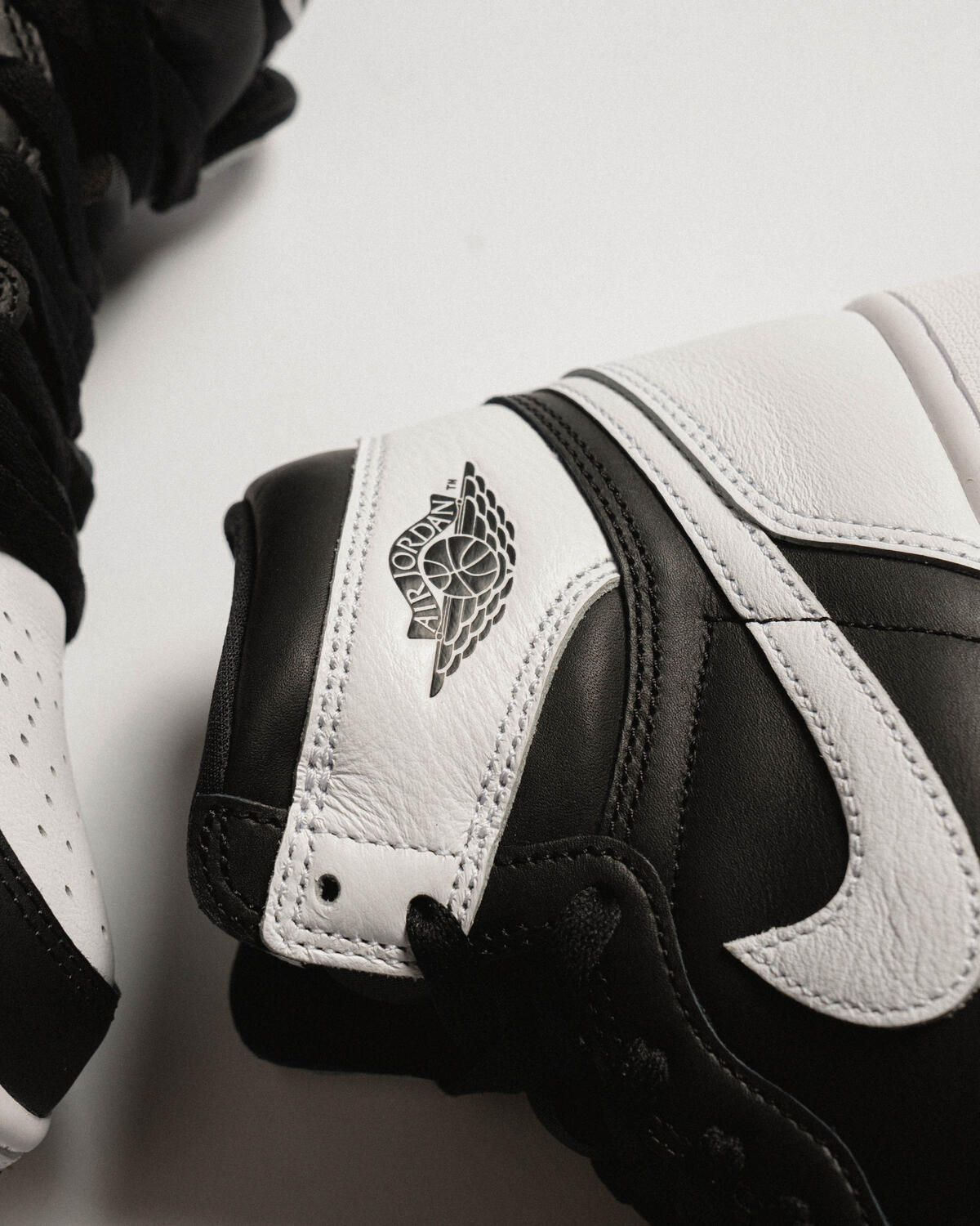 Air Jordan 1 Retro High Black/White - Image 32