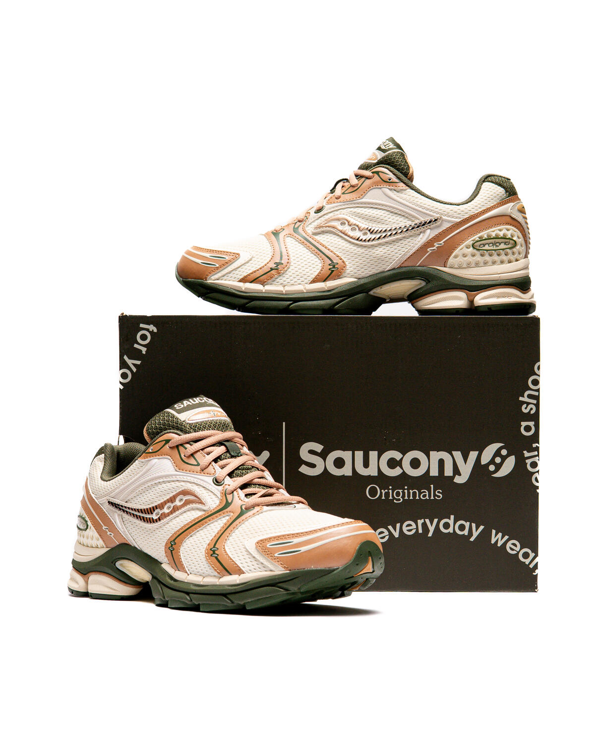 NEW SAUCONY unisex progrid triumph 4 shoes in cream/doe Saucony | Progrid Triumph 4 “Cream/Doe” Has now been fully  main image 2