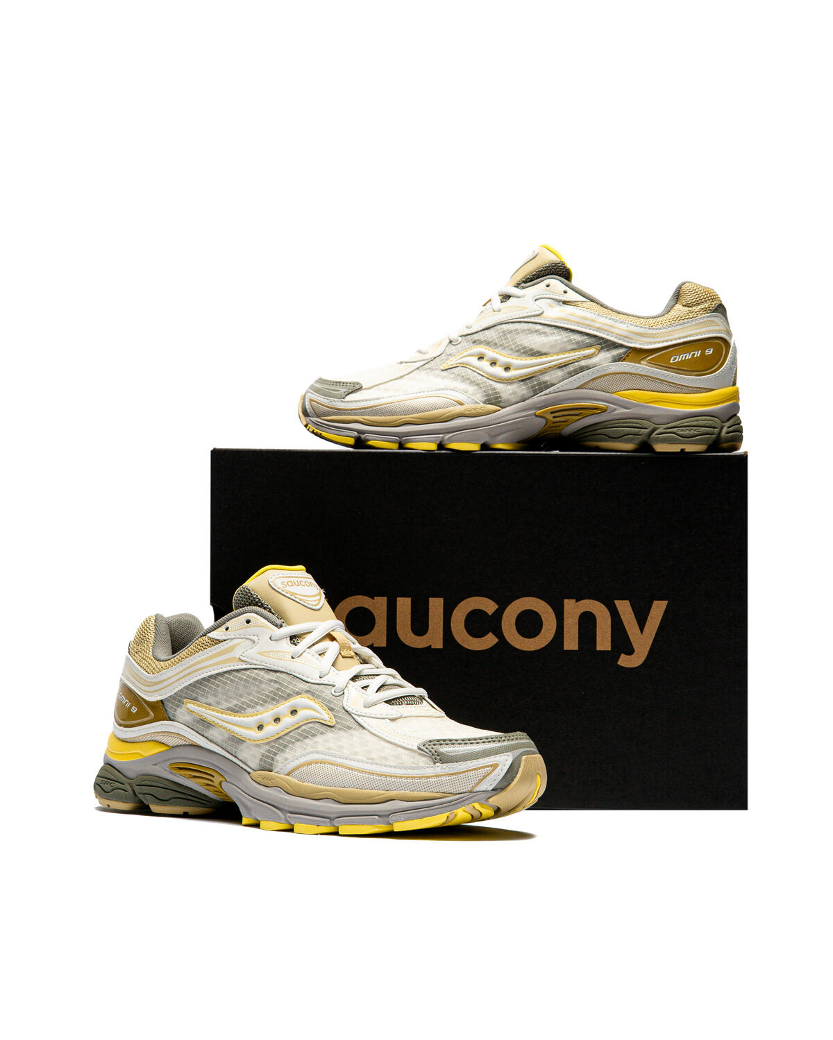 Saucony Progrid Omni 9 in Ivory / Moss - Image 22