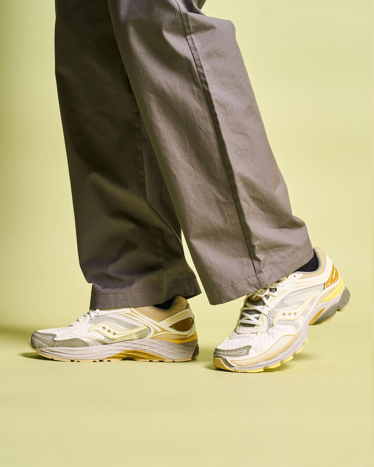 Saucony Progrid Omni 9 in Ivory / Moss - Image 24