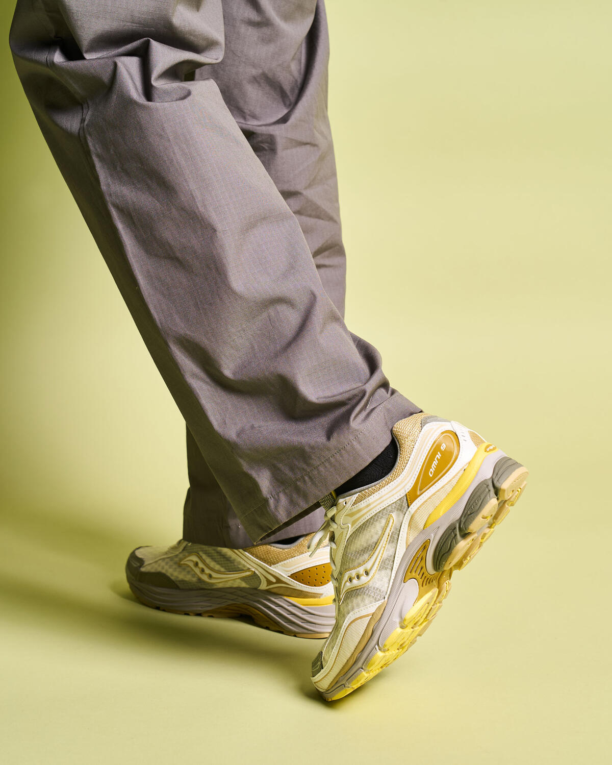 Saucony Progrid Omni 9 in Ivory / Moss - Image 25